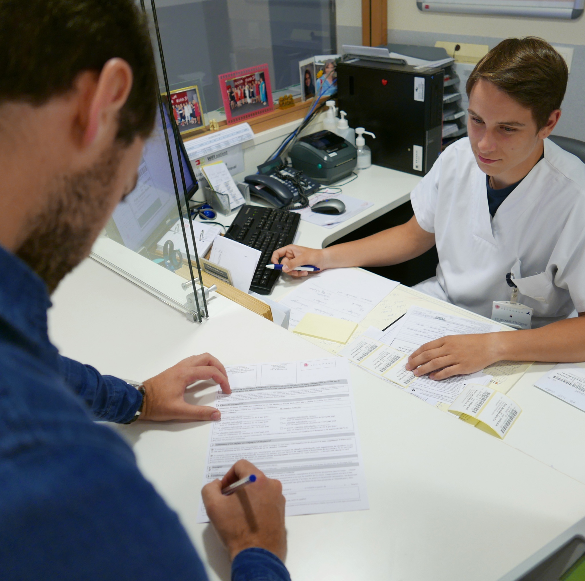 jovem-olhando-para-o-jornal-enquanto-estava-na-recepcao-hospital (1)